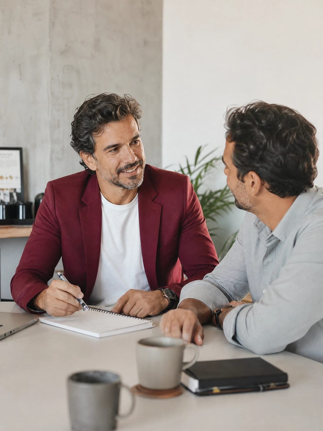 Sócios de pequena empresa planejando juntos