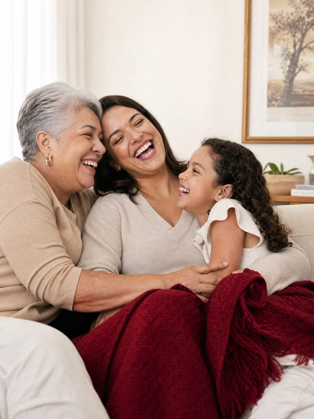 Três gerações de uma família abraçadas no sofá